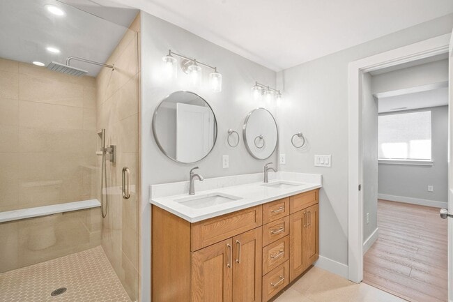 Building Photo - Remodeled 4BD, 3.5BA Home in South Park Hill with 2-Car Garage