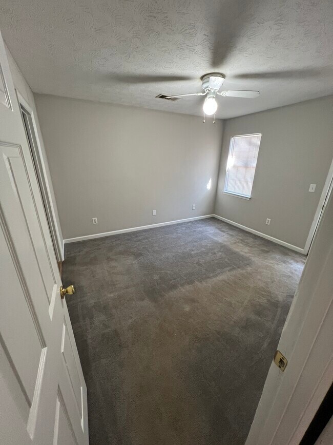 Master bedroom with door to exterior enclosed patio. - 32 Lexington Cir