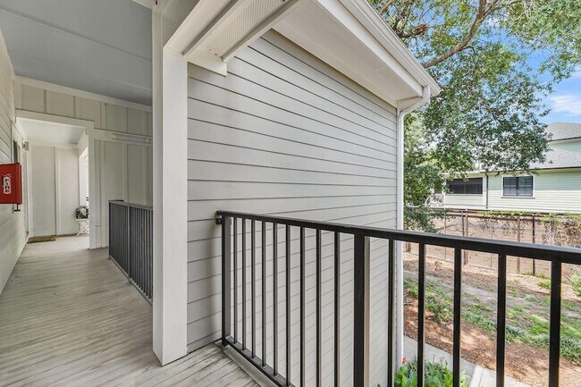 Building Photo - 266 Alexandra Dr