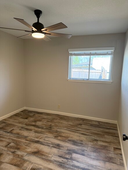Middle Bedroom - 536 Sherwood Ln