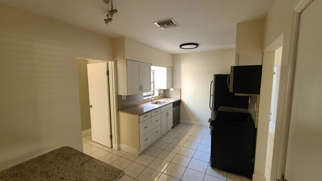 Building Photo - 1516 NE 17th Ave