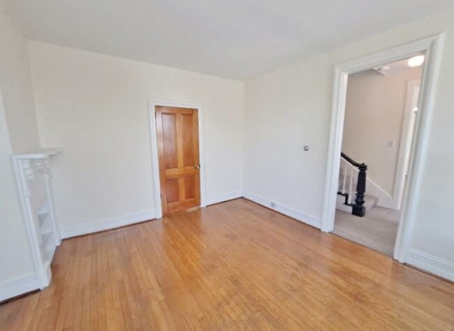 Building Photo - 3 Bed / 1-1/2 Bath Single Family w/2 Car G...
