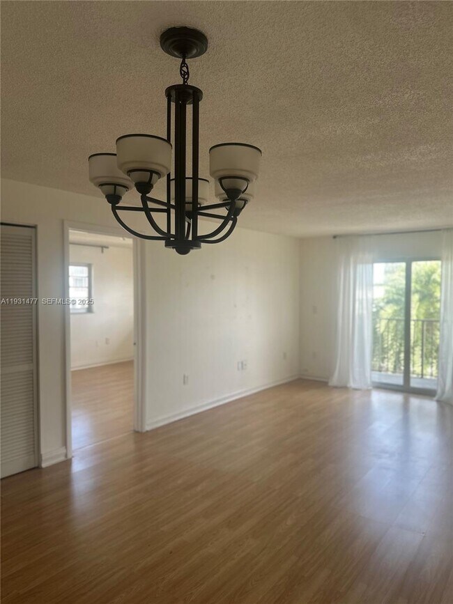 Building Photo - 1150 Collins Ave