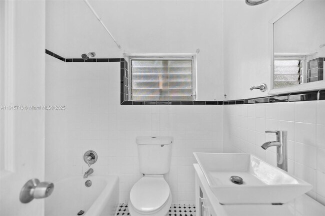 Building Photo - 2822 Pine Tree Dr