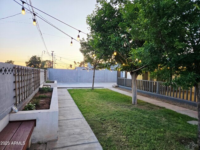 Building Photo - 3039 W Bloomfield Rd