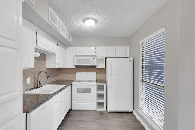 Building Photo - 2309 Balsam Dr