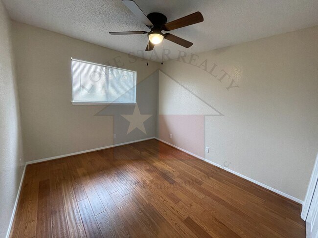 Building Photo - 1303 August Dr