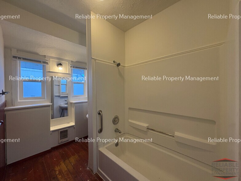 Building Photo - 562 I St