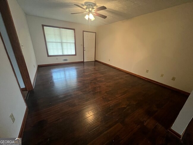 Building Photo - 982 Locust Dr NE