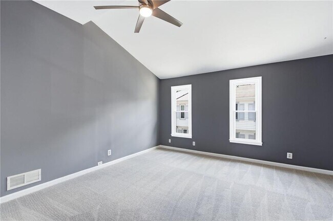 Building Photo - 856 St Charles Ave NE