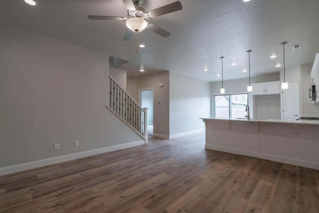 Building Photo - 527 N 550 W
