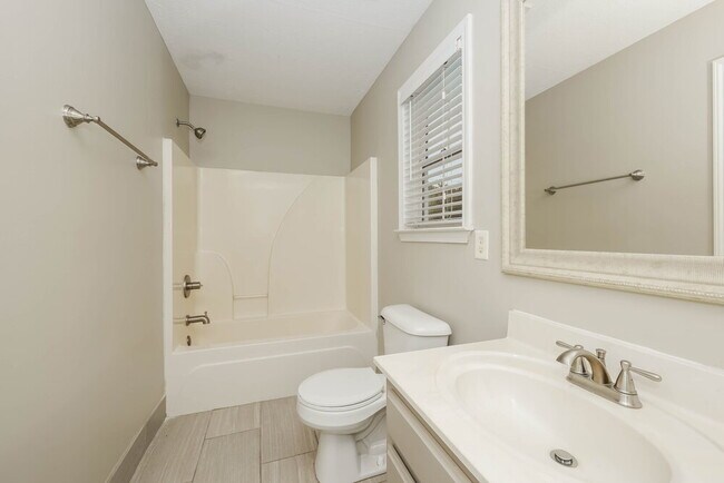 Building Photo - 636 Zellwood Dr