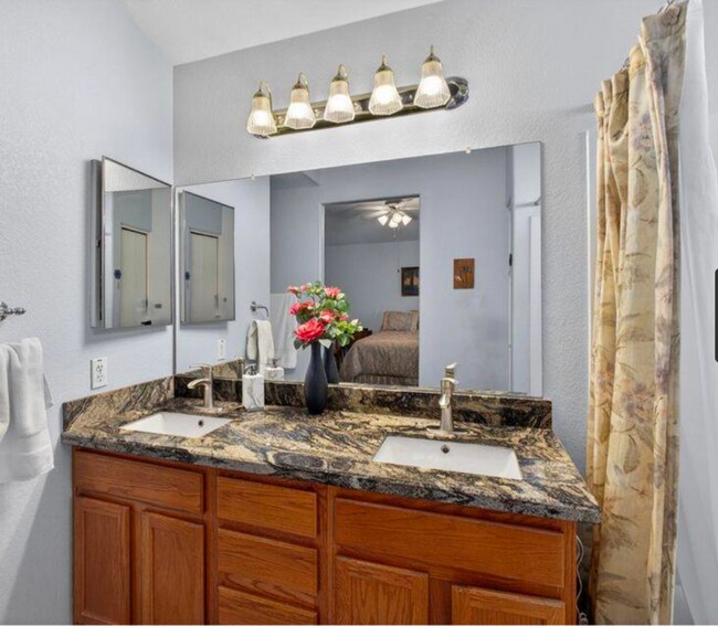 Building Photo - GORGEOUS home in the heart of Gilbert!