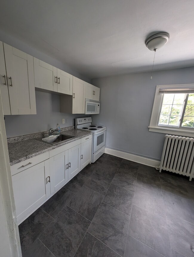 Building Photo - 548 Linden St