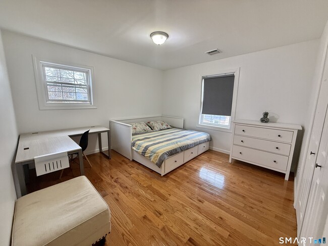 Building Photo - 70 Renwick Pl