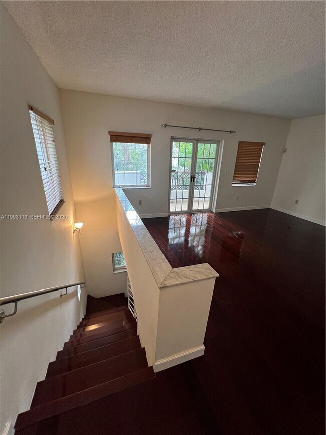 Building Photo - Navarre Avenue, Coral Gables, FL 33134 - 3 BR 2.5 BA condo