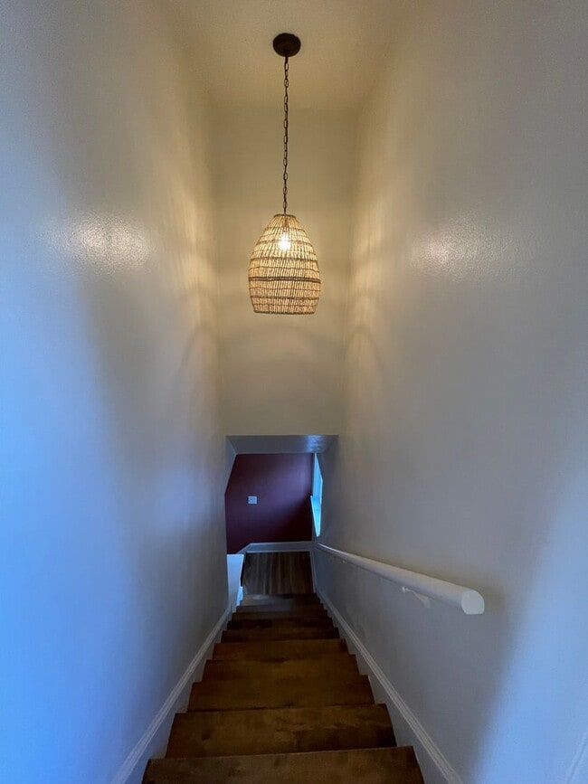 Building Photo - AVAILABLE JUNE - Beautiful 2 Bed 1 Bath Woodland Home