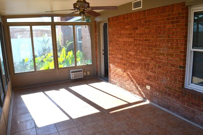 Building Photo - 1504 Glenmont Ct