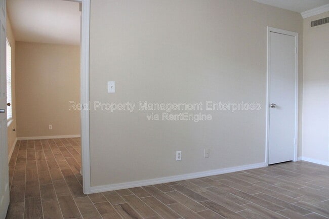 Building Photo - 11130 N Stratford Dr