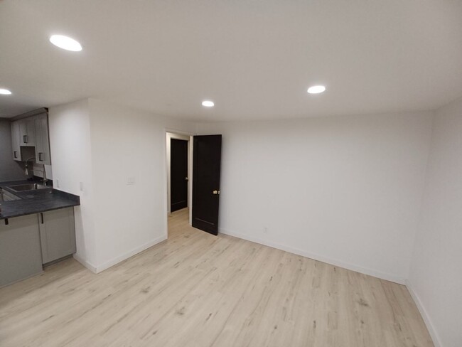 Building Photo - Remodeled! One level, 2 bdrm 1 bath end un...