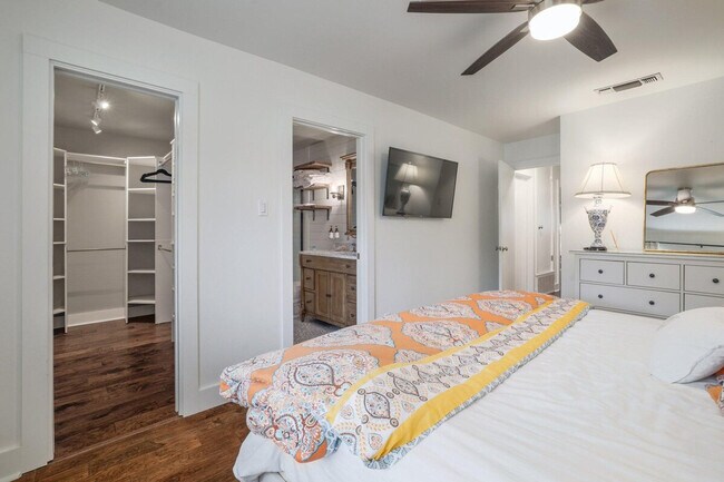 Building Photo - 7107 Scenic Brook Dr