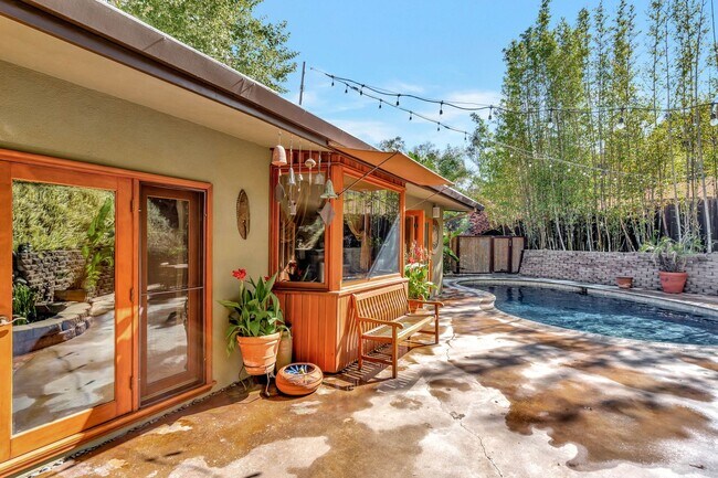 Building Photo - HOLIDAY SPECIAL***2 WEEKS FREE** 3 Bed/2 Bath Oasis in Royal Woods - Available Now