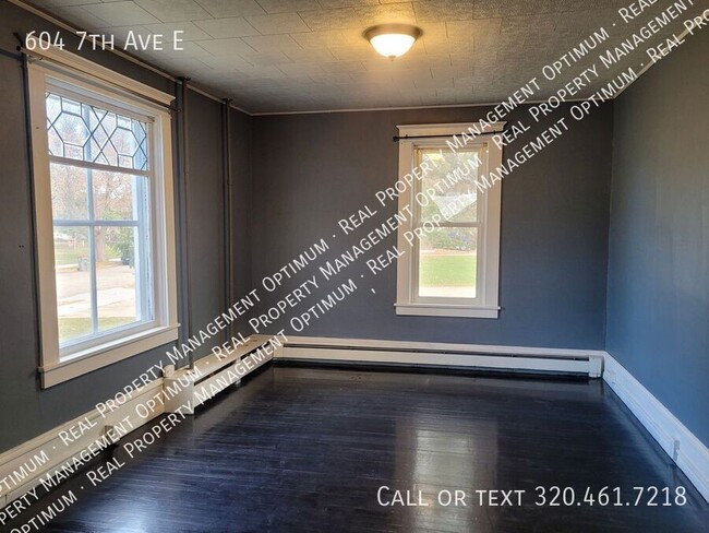Building Photo - 604 7th Ave E