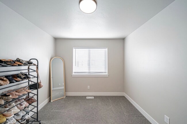 Building Photo - AWESOME END UNIT with attached 2 stall garage and additional personal parking spot on the exterior
