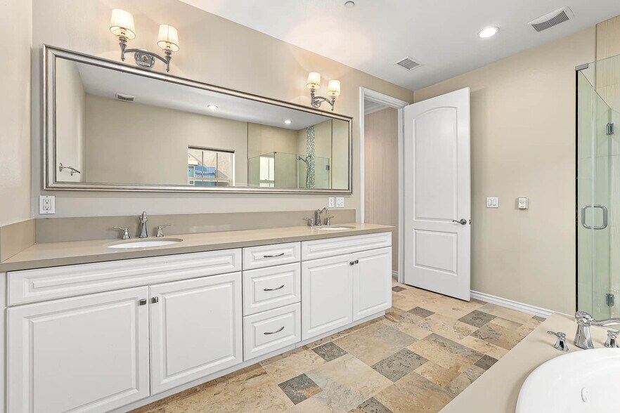 Master bath - 808 S Golden W Ave