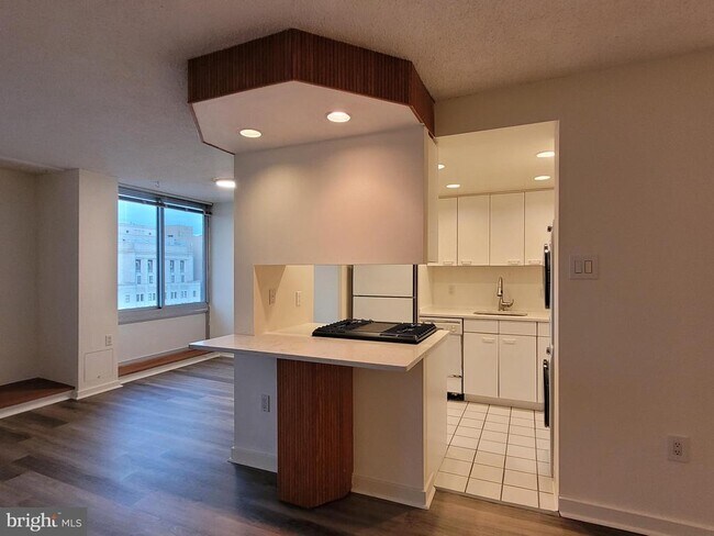 Building Photo - 604 S Washington Square