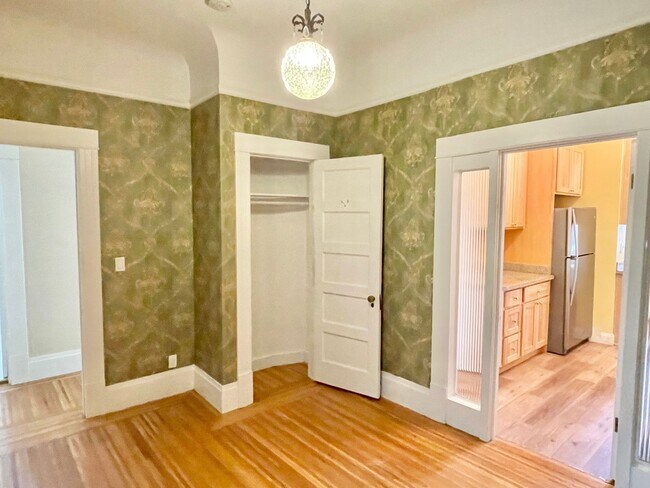 Building Photo - Charming Lower Nob Hill 1BR/1BA! Laundry! ...