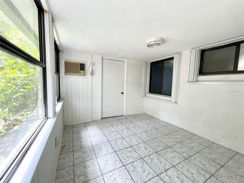 Building Photo - 9816 River Crest Ct