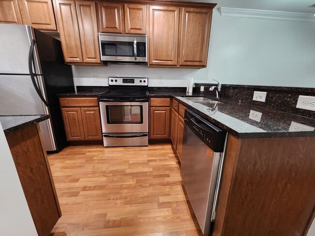 Building Photo - 2 Bedroom Condo in Midwood