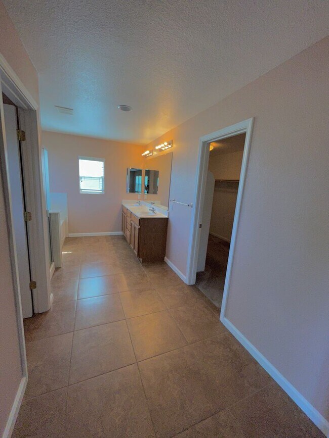 Building Photo - PRE-LEASE TODAY ! Available 5 bedroom! GREAT LOCATION!