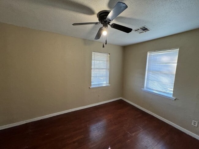 Building Photo - 3 bed 2 bath 1 car carport, new paint, wood floors, ready for move in!