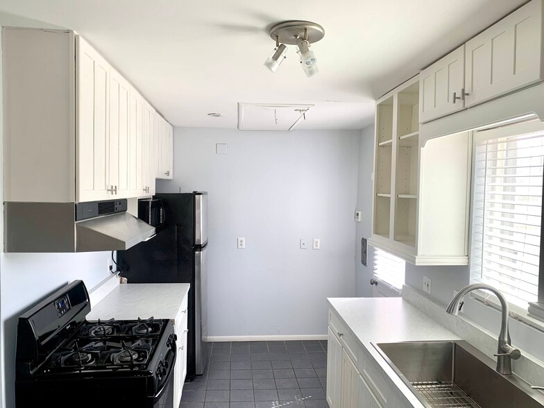 Building Photo - 1637 East Coronado Road