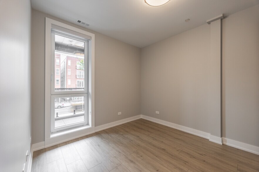 Building Photo - 2354 W Polk St