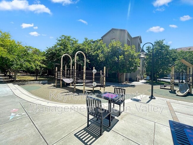 Building Photo - 638 Cedarville Ln