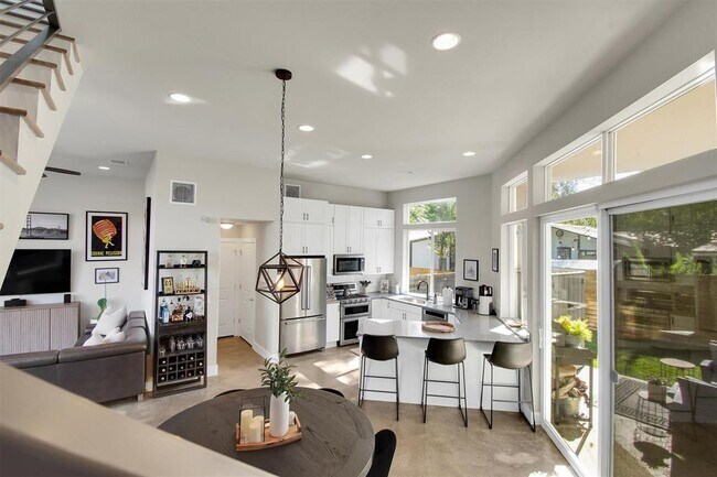 Building Photo - 1905 Alegria Rd