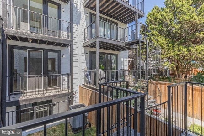 Building Photo - 722 Kenyon St NW