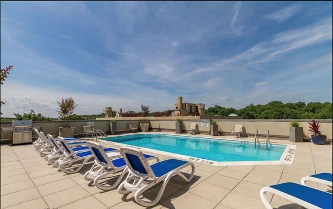 Building Photo - Professionally Managed, 2 Bedroom  1  Bathroom  Condo // Cleveland Park// Amenity Rich Condo