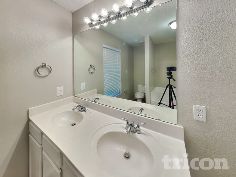 Building Photo - 210 Vivian Dr