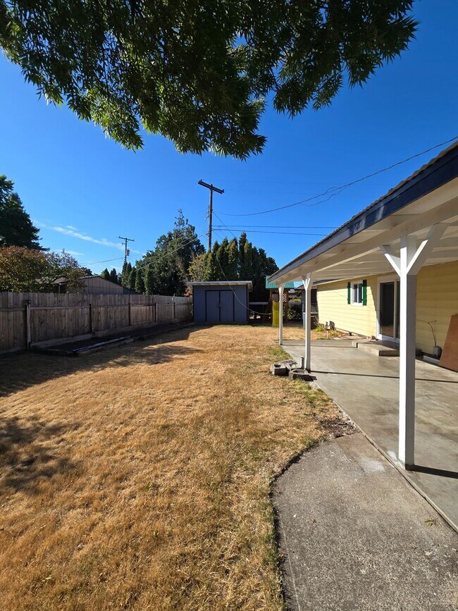 Building Photo - Pet Friendly Single Level 3 Bed 2 Bath Hom...