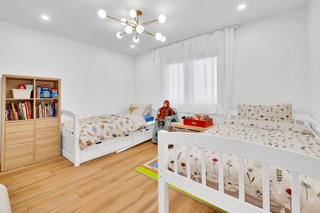 Building Photo - 745 Main St