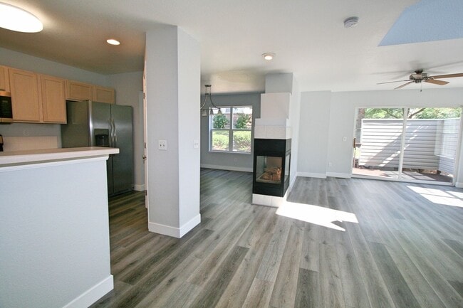 Building Photo - Desired End Unit Townhouse Available!