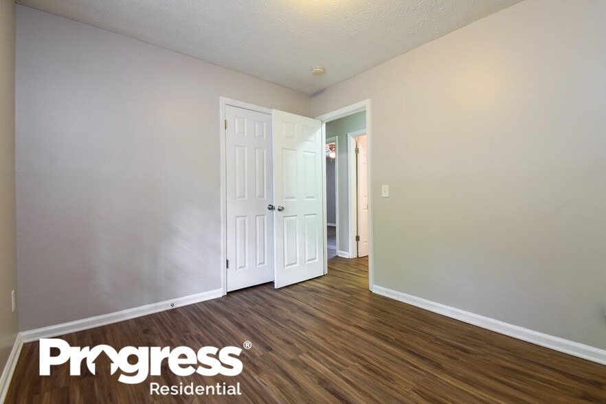 Building Photo - 900 Orris Ln