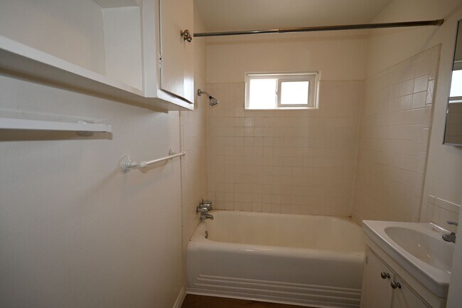 Building Photo - 1609diam