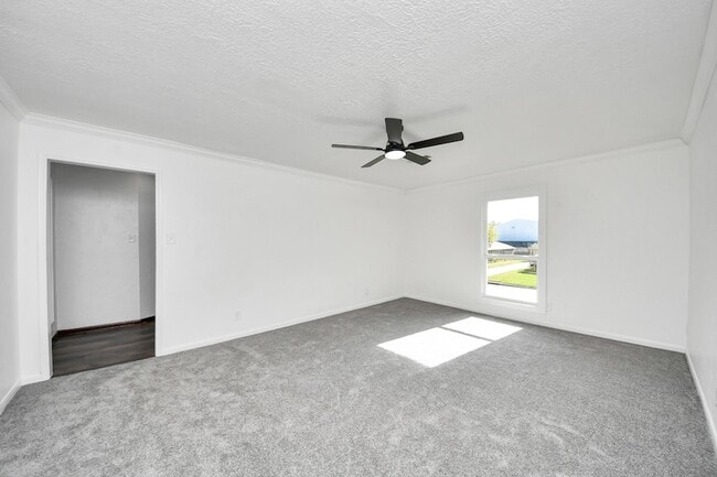 Building Photo - 616 S Rivershire Dr