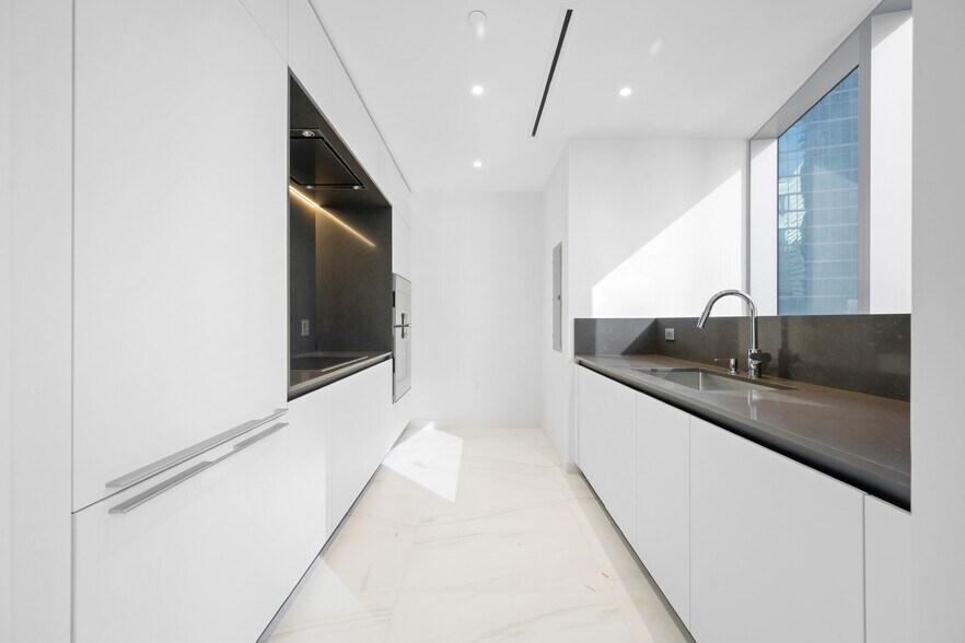 Building Photo - 300 Biscayne Boulevard Way
