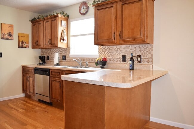 Building Photo - Located in the popular Woodland Hills Subd...
